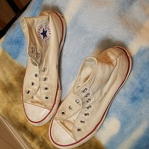 Girls Youth Converse High Top tennis shoes size 2.